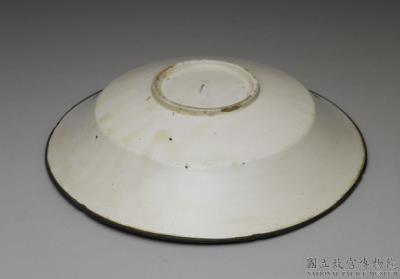 图片[2]-White dish with lobed rim and incised peony design, Ding ware, Northern Song to Jin dynasty-China Archive